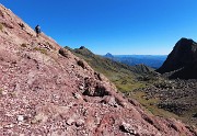 28 Il sentiero all'inizio sale tracciato sulle rosse rocce di verrucano lombardo  